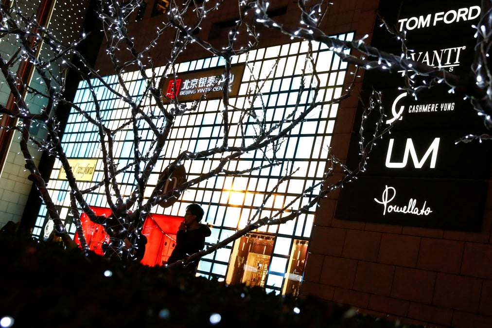 Un centre commercial de pekin ou se trouvent des boutiques de luxe