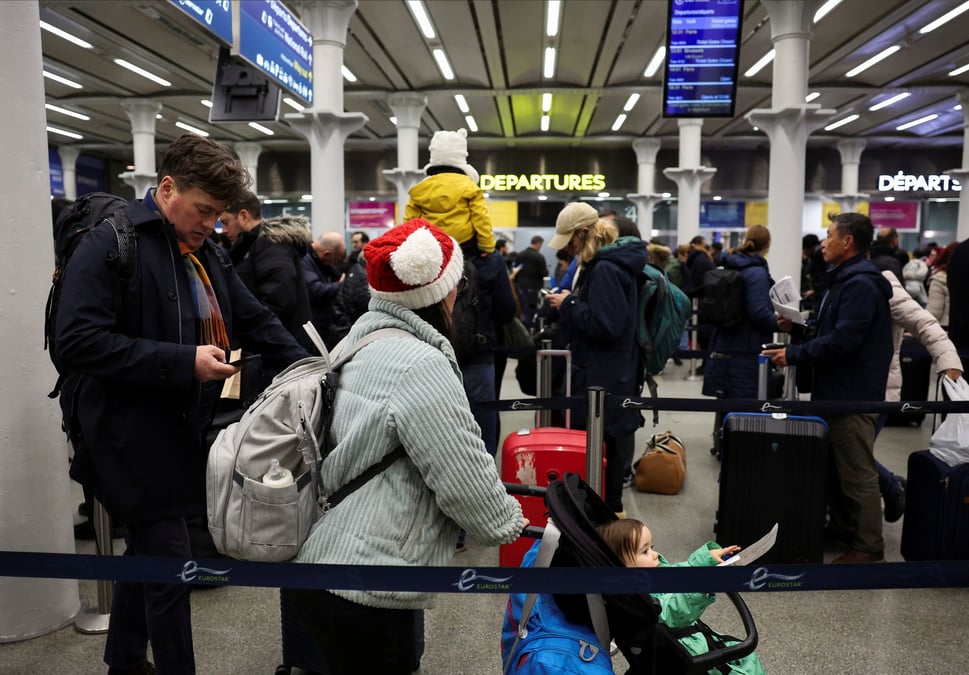 Les passagers font la queue aux portes de depart du terminal eurostar a la gare internationale de st pancras, a londres