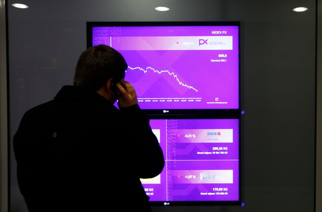 Un homme regarde l'ecran de l'indice a la bourse de prague, a prague