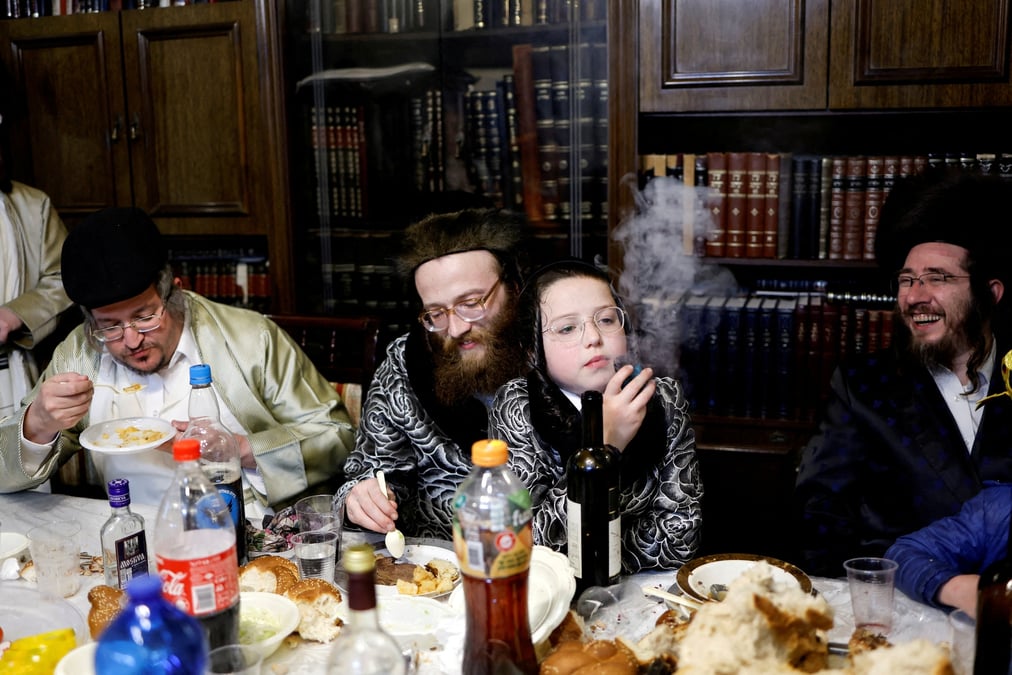 Les juifs ultra-orthodoxes celebrent la fete juive de pourim a jerusalem