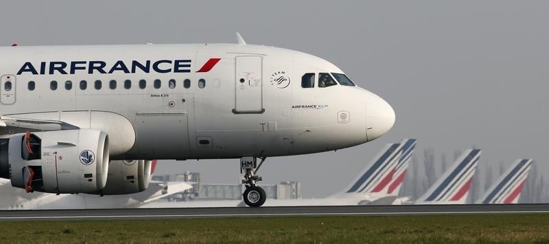 La direction d'air france-klm mandatee pour mettre en oeuvre un plan de restructuration