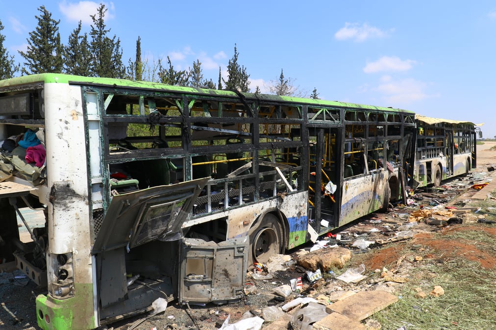 L'attentat contre des cars pres d'alep a fait 126 morts