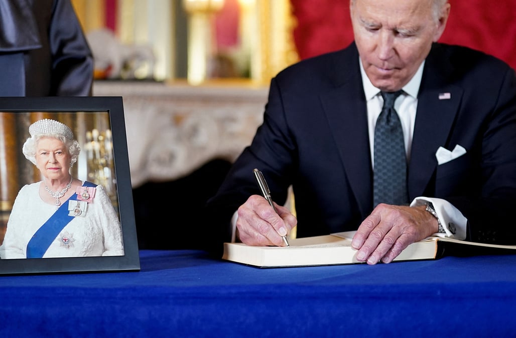 Le president americain joe biden signe un livre de condoleances pour la reine elizabeth suite a son deces, a londres, en grande-bretagne