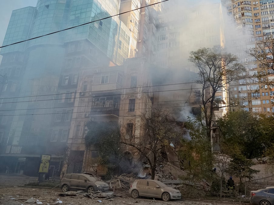 Un immeuble residentiel detruit par une frappe de drone russe a kyiv, en ukraine
