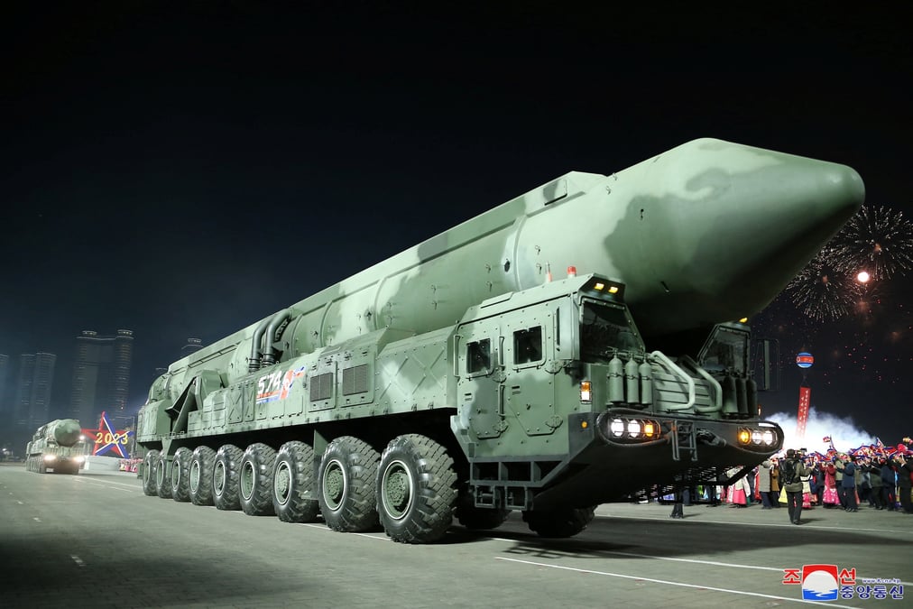 Des missiles sont exposes lors d'un defile militaire a pyongyang, en coree du nord