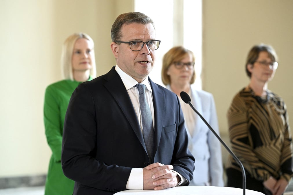 Le president de la coalition nationale (ncp) s'exprime lors d'une conference de presse au parlement d'helsinki