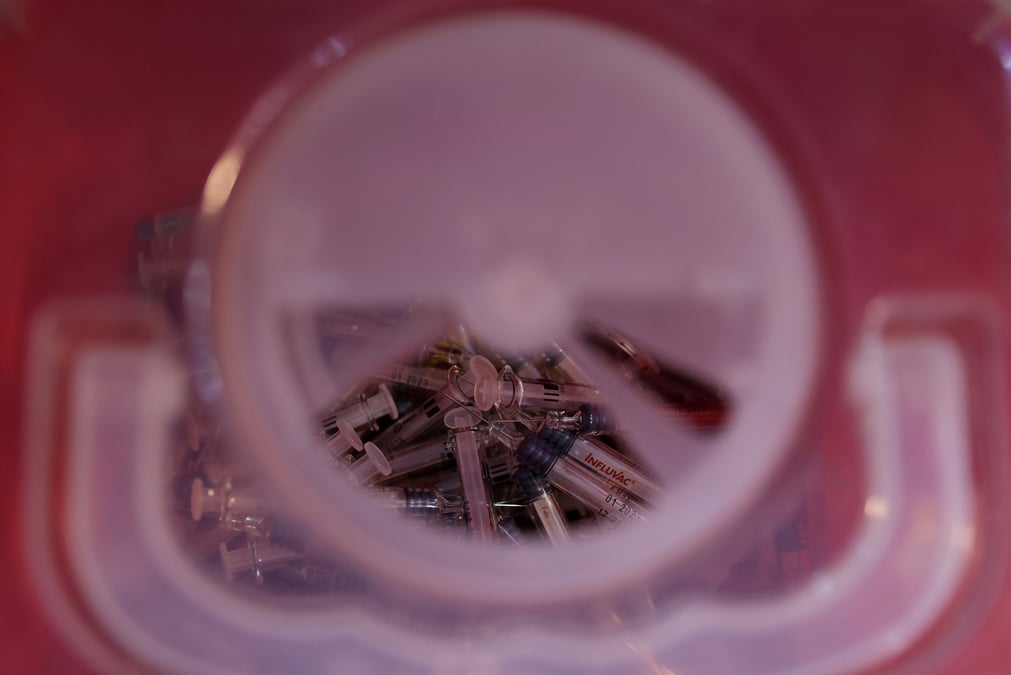 Des seringues jetables dans une poubelle