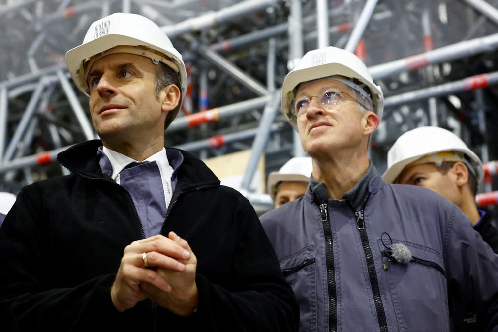 Le president francais macron visite la cathedrale notre-dame de paris un an avant sa reouverture