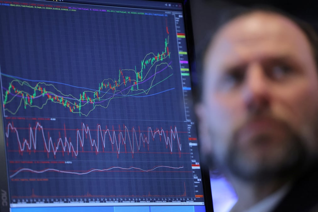 Un trader travaille a la bourse de new york