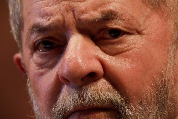 Bresil: lula condamne a neuf ans et demi de prison