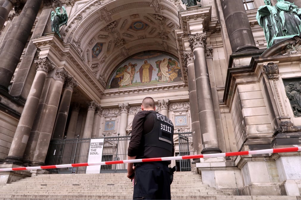 Un policier tire sur un homme dans la cathedrale de berlin