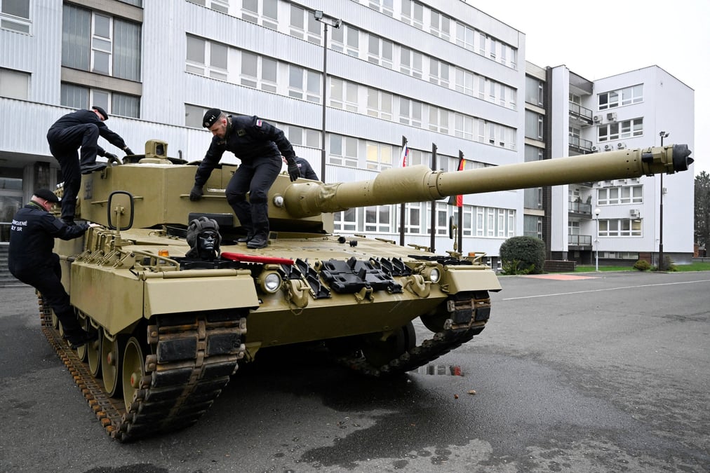 Photo d'archives : l'allemagne livre ses premiers chars leopard a la slovaquie, a bratislava