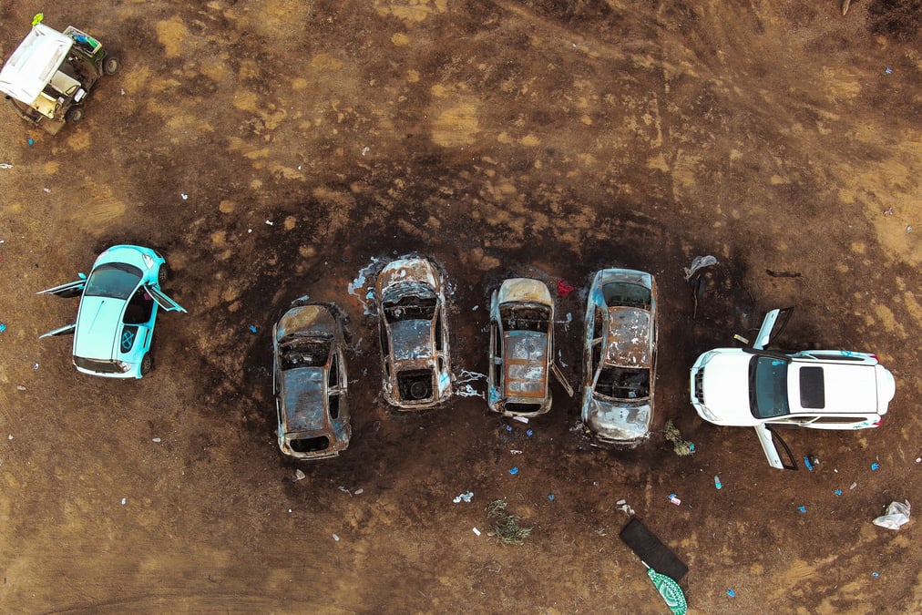 Une vue aerienne montre les voitures brulees apres l'attaque contre le festival nova, dans le sud d'israel