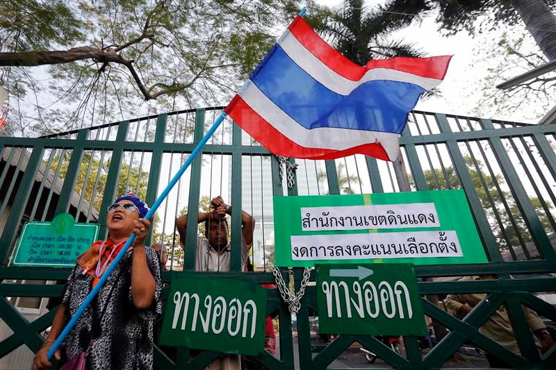 Un chef de file de la contestation tué par balles à Bangkok