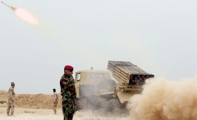 Des soldats irakiens attaquant des positions de l'ei au sud de mossoul.