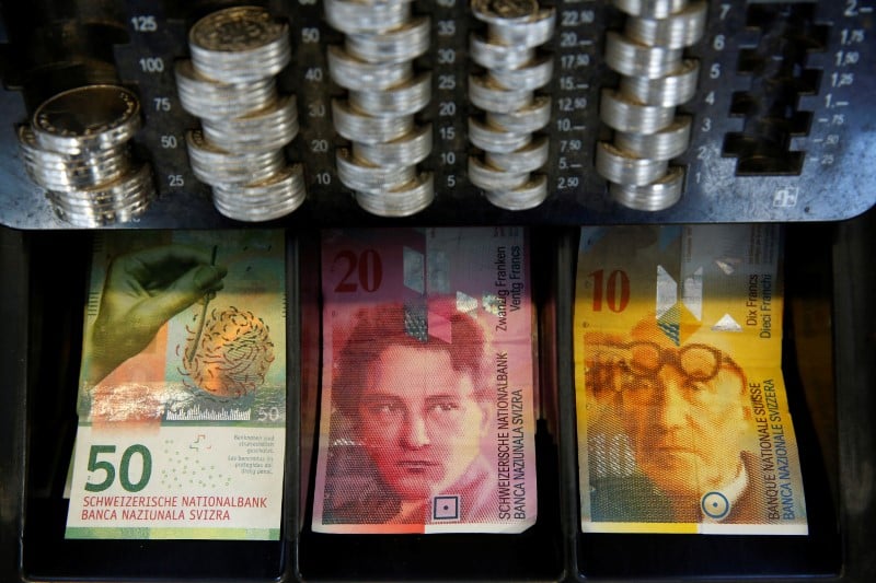 La bns prete a freiner la hausse du franc suisse