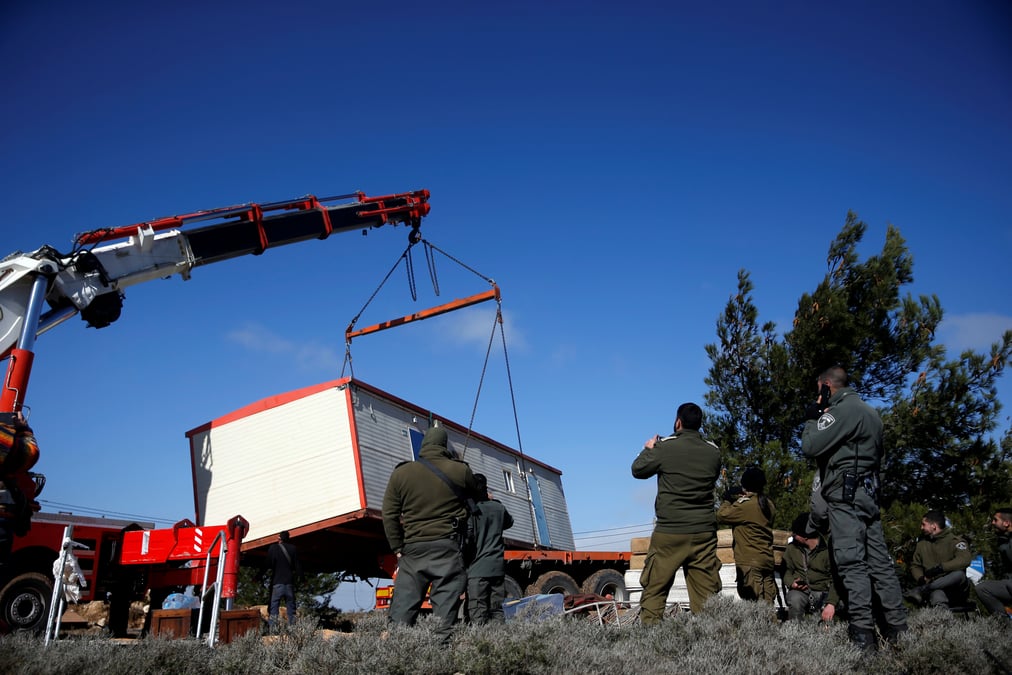La police israelienne evacue des colons installes a amona