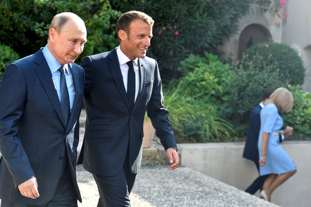 Macron prone le dialogue avec la russie sur la maitrise des armements