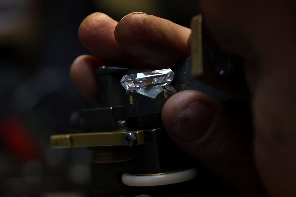 Un diamant examine a la loupe