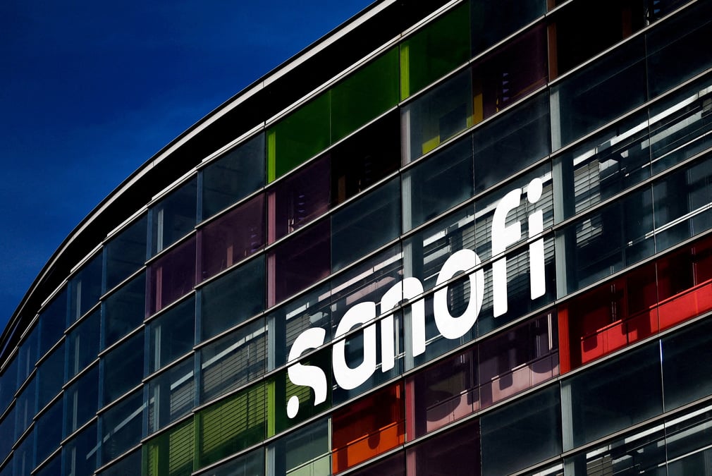 Le logo du fabricant francais de medicaments sanofi est visible sur le site de sanofi genzyme polyclonals a lyon
