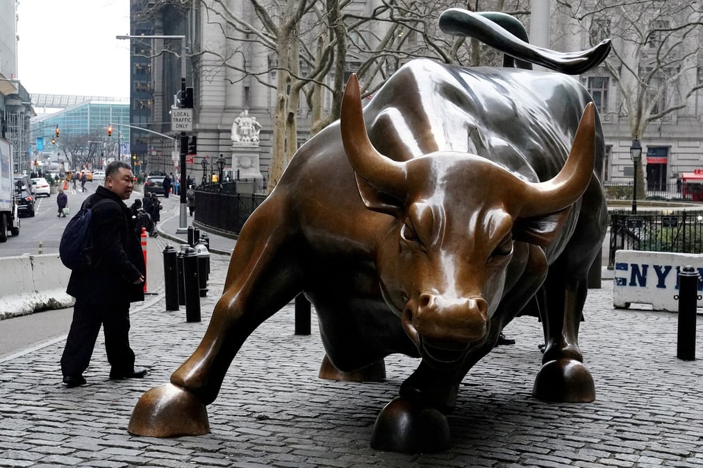 Le taureau de wall street dans le quartier de manhattan a new york city