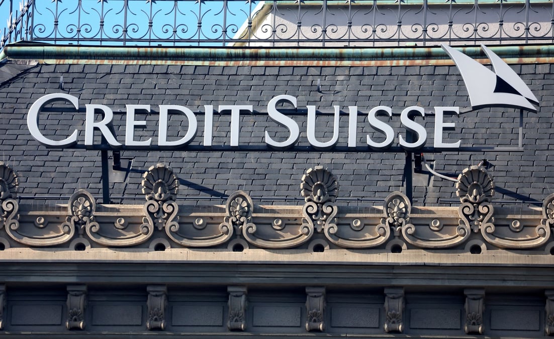 Le logo de la banque suisse credit suisse sur son siege a zurich