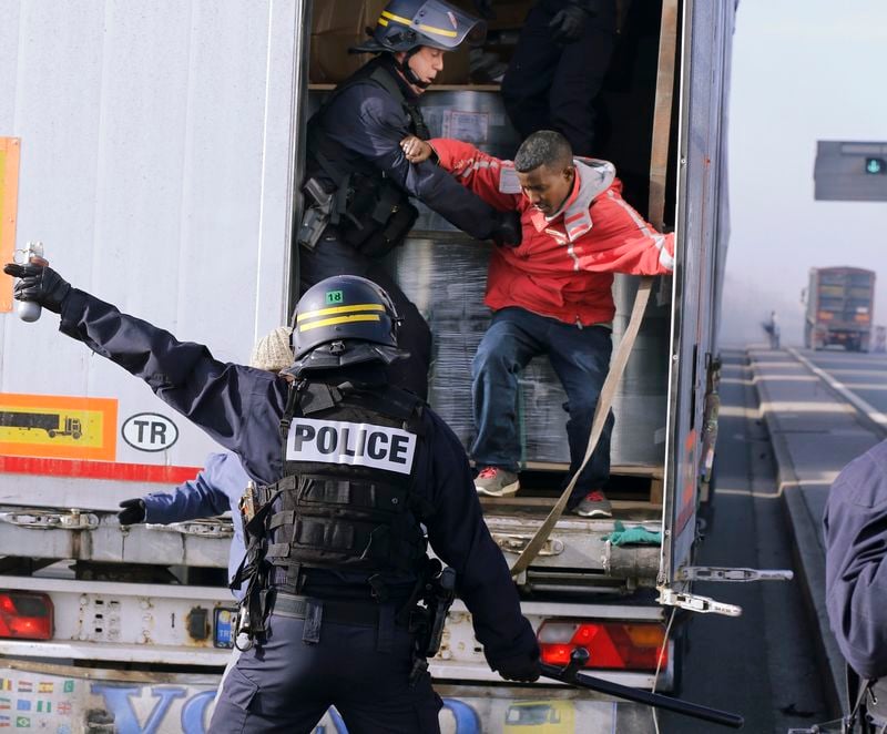 Une centaine de policiers envoyés en renfort à Calais