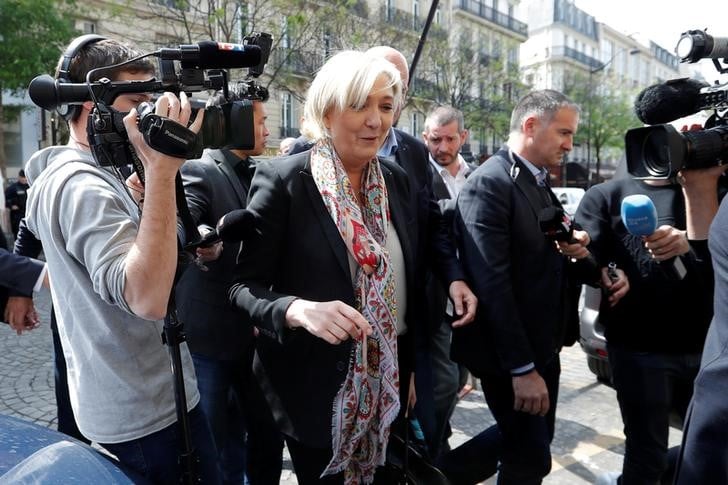 Le pen en conge de la presidence du fn pour mener campagne