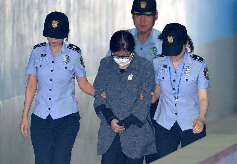 L'amie de l'ex-presidente sud-coreenne condamnee a 3 ans de prison