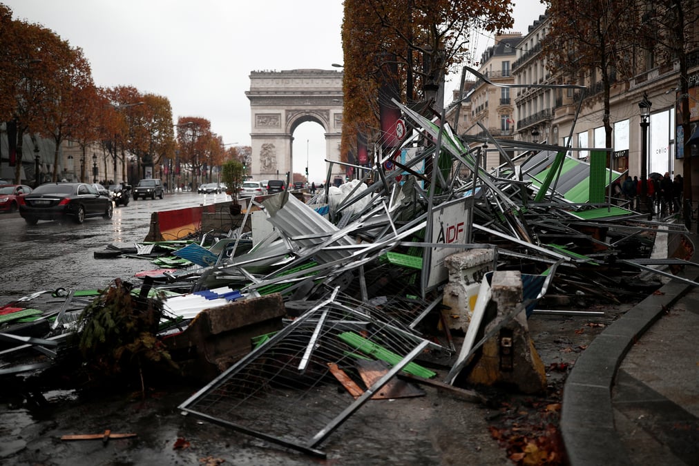 Gilets jaunes: macron deplore des "scenes de guerre"