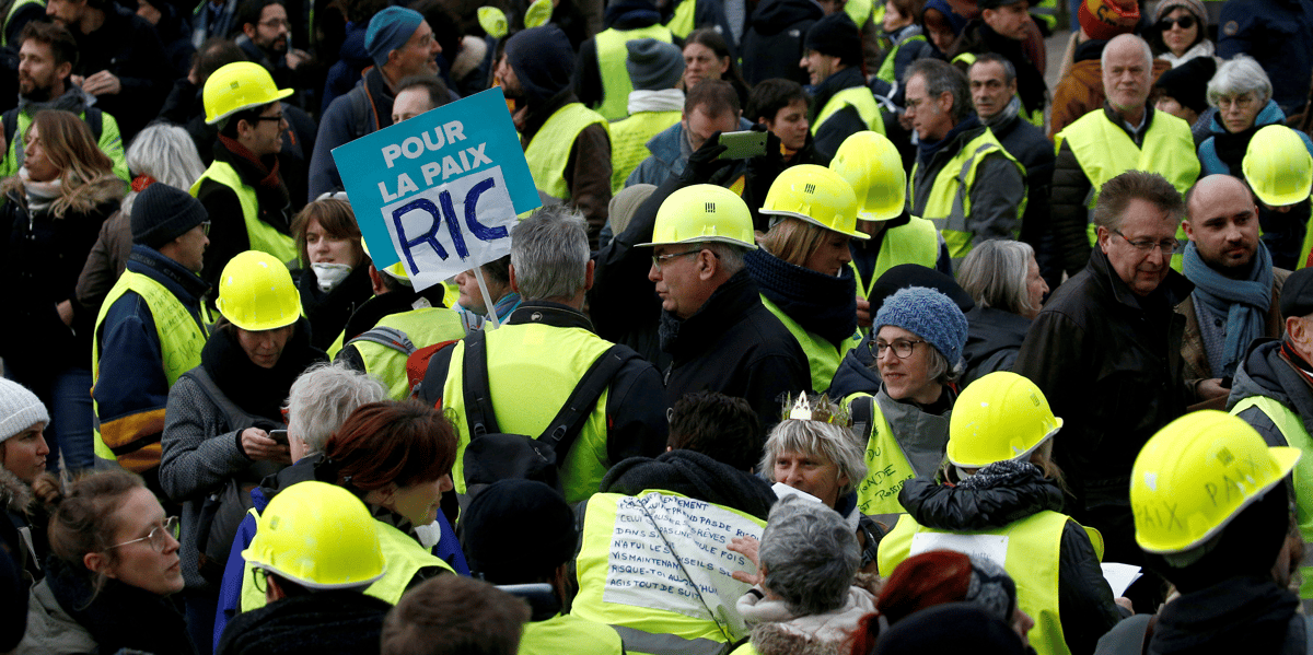 Defiles de "gilets jaunes", tensions place de l'etoile