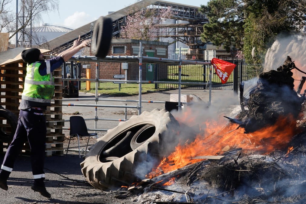 Des travailleurs manifestent contre la fermeture des activites sucrieres dans une usine a escaudoeuvres