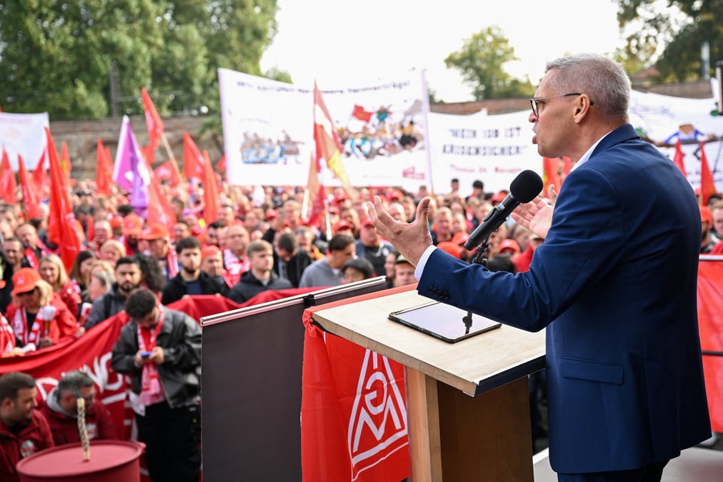 Thorsten groeger, negociateur de l'ig metall, s'exprime lors d'une manifestation contre les fermetures d'usines chez volkswagen ag