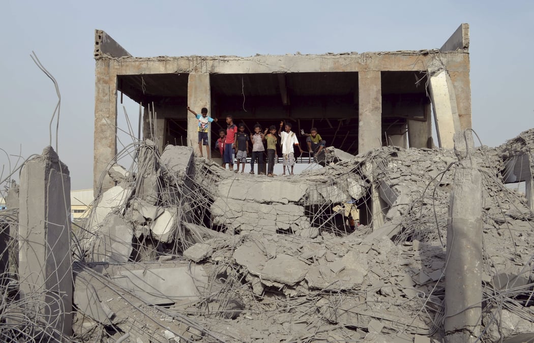 Les raids de la coalition arabe sement le chaos a hodeida au yemen