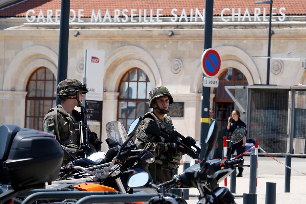 Levee de la garde a vue du suspect de la gare de marseille