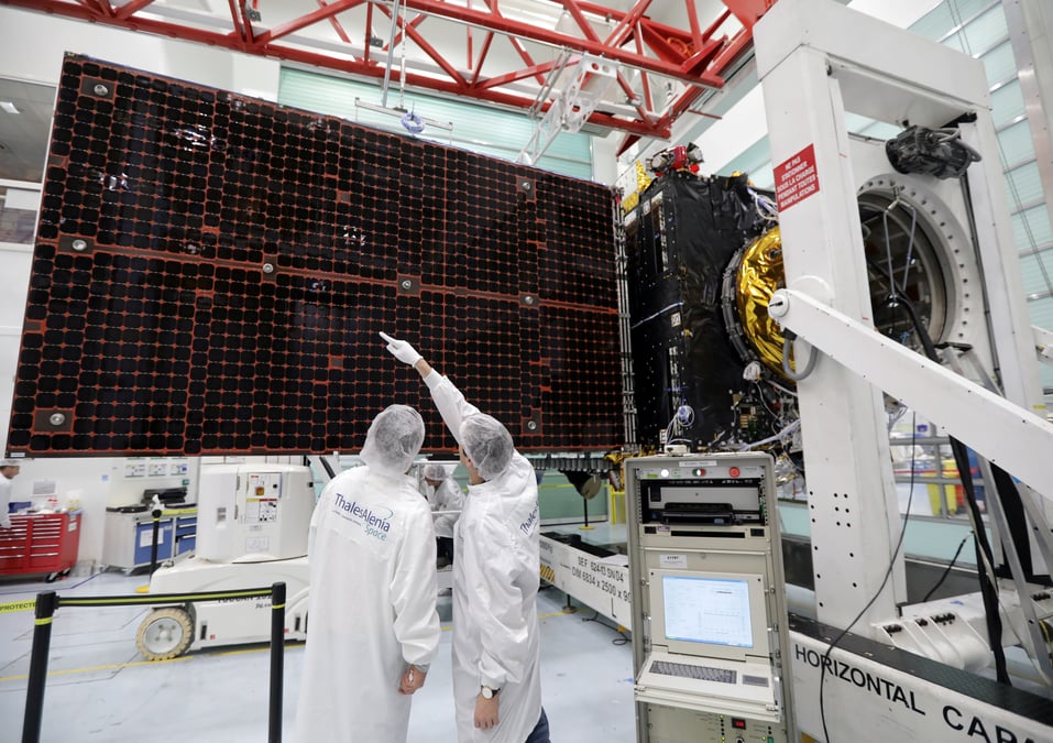 Thalesaleniaspace et airbus decrochent 1,47 milliard d'euros de contrats pour galileo