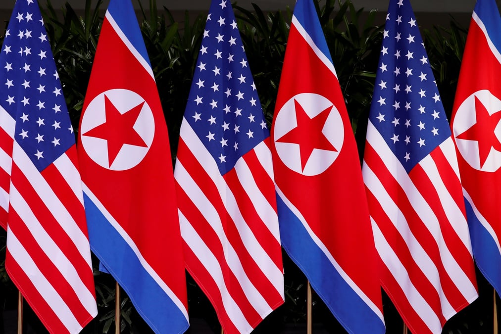 Des drapeaux nationaux americains et nord-coreens