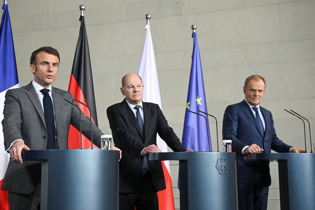 Olaf scholz, emmanuel macron et donald tusk lors d'une conference de presse a berlin