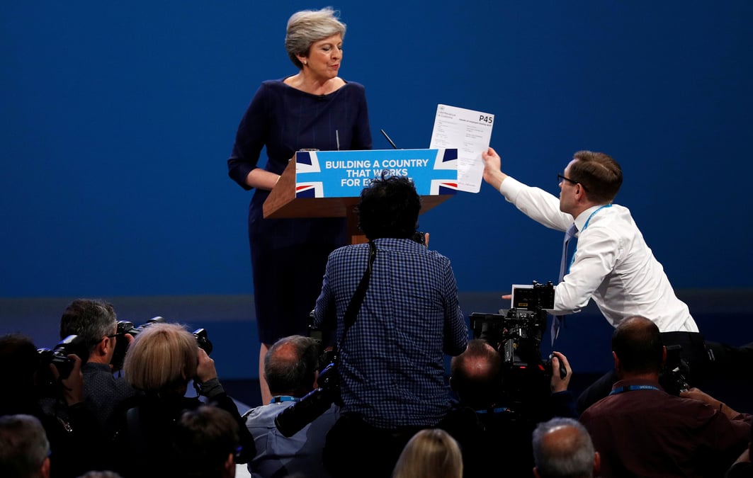 Un perturbateur interrompt le discours de may a manchester