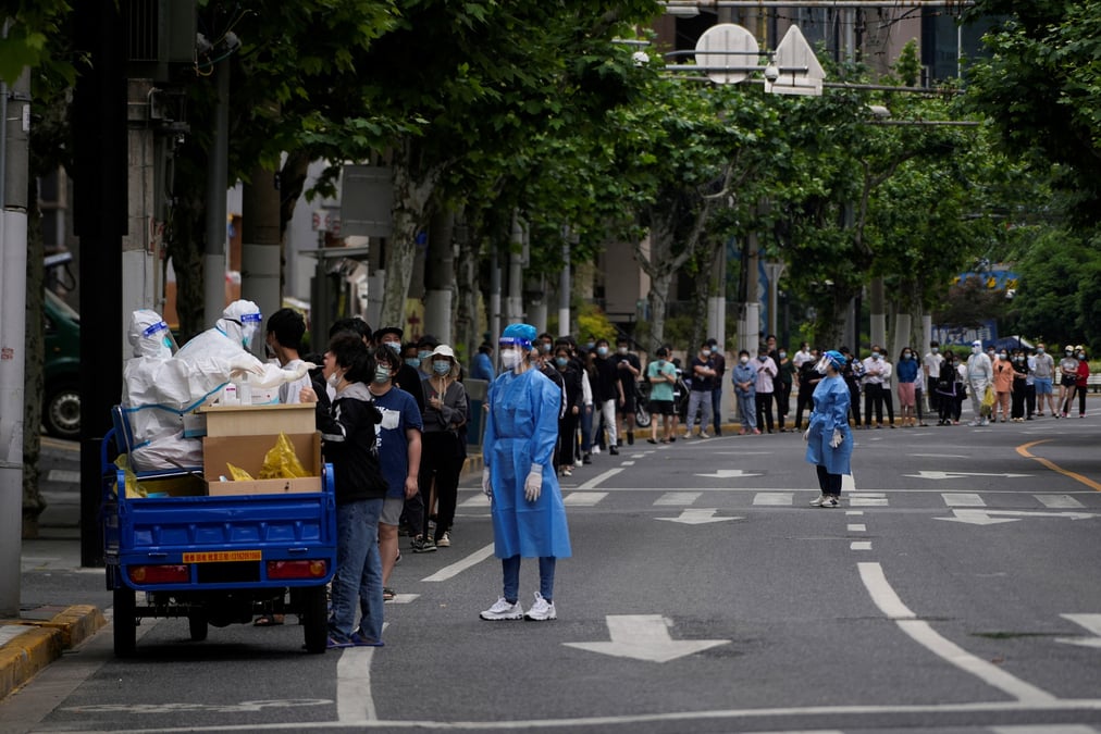 La fin du confinement approche pour shanghai, pekin enquete sur l'impact de ses restrictions