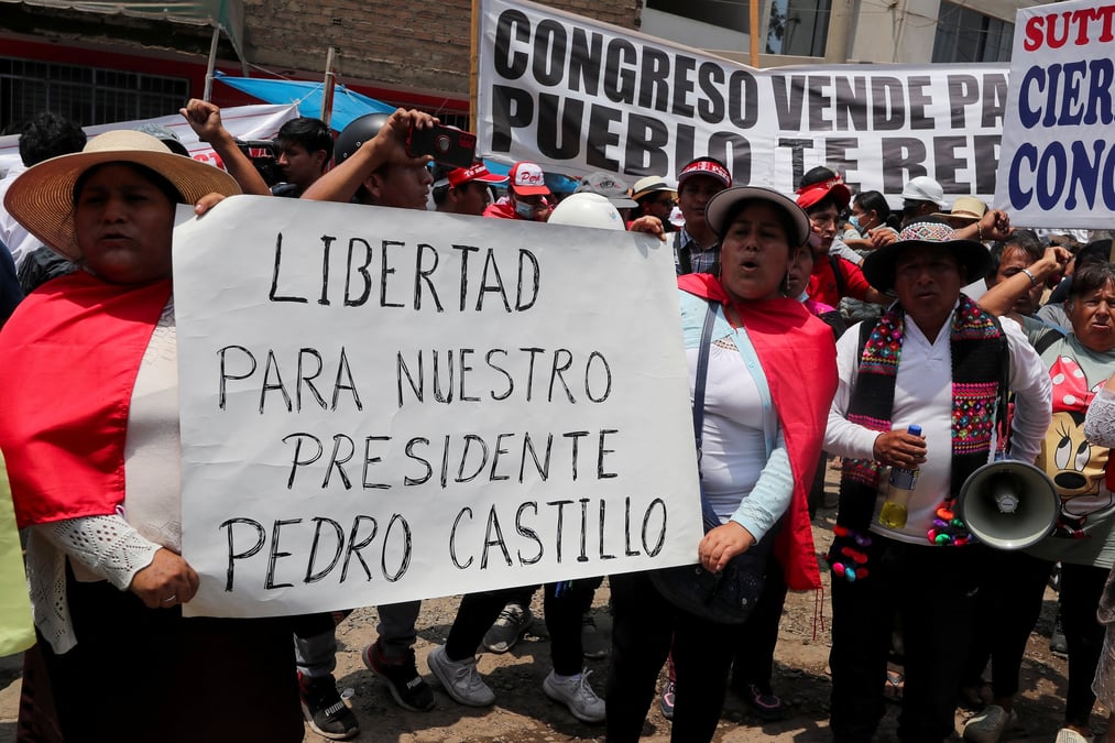 Des partisans du leader peruvien destitue castillo se rassemblent devant la prison de police ou il est detenu, a lima