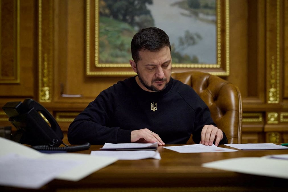 Volodimir zelenskya lors d'un appel telephonique avec le premier ministre britannique rishi sunak, a kyiv, en ukraine