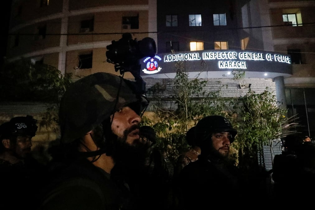 Des soldats paramilitaires securisent le site apres une attaque contre un poste de police a karachi