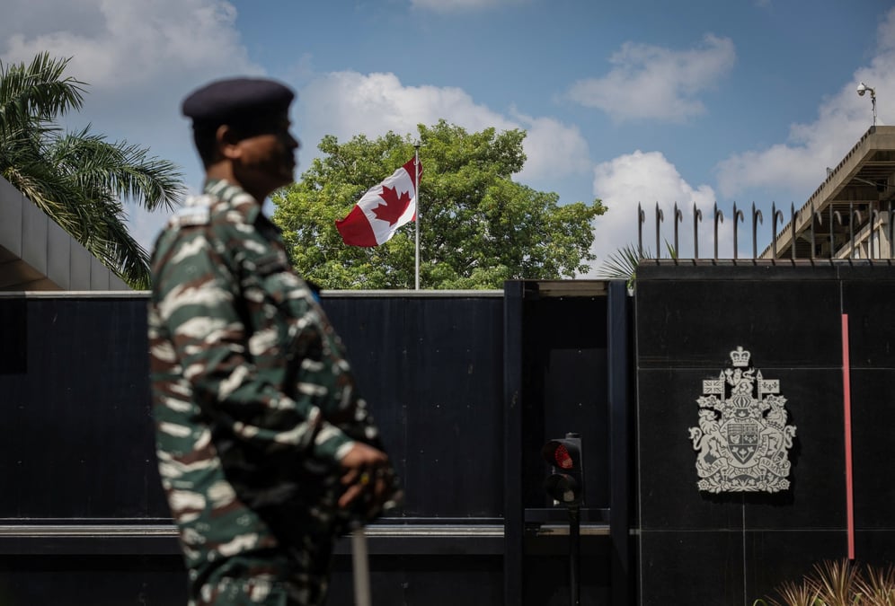 Un membre du personnel de securite monte la garde devant la haute-commission canadienne a new delhi