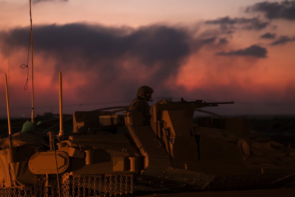 Un soldat israelien pres de la frontiere entre israel et la bande de gaza, dans le sud d'israel