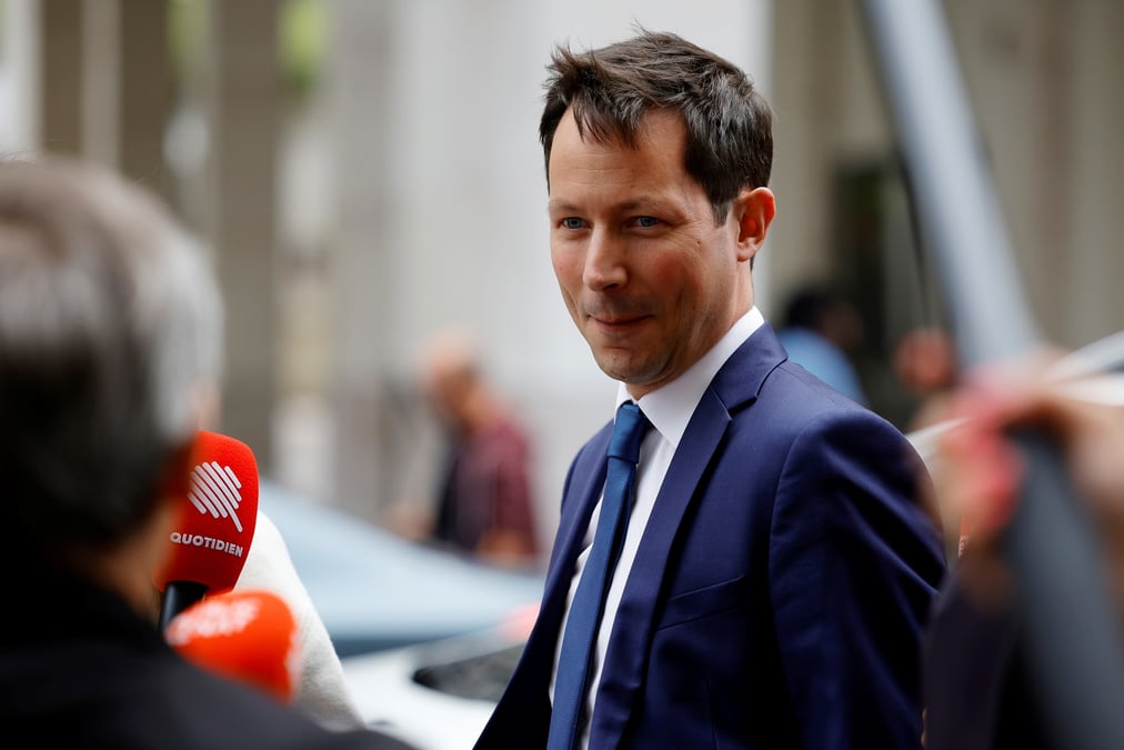 Francois-xavier bellamy, membre du parti politique les republicains, arrive au siege de lr a paris