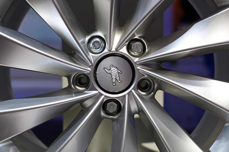 Michelin gagne pres de 2% a la mi-seance