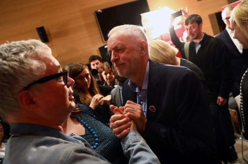 L'avance des conservateurs se reduit face au labour