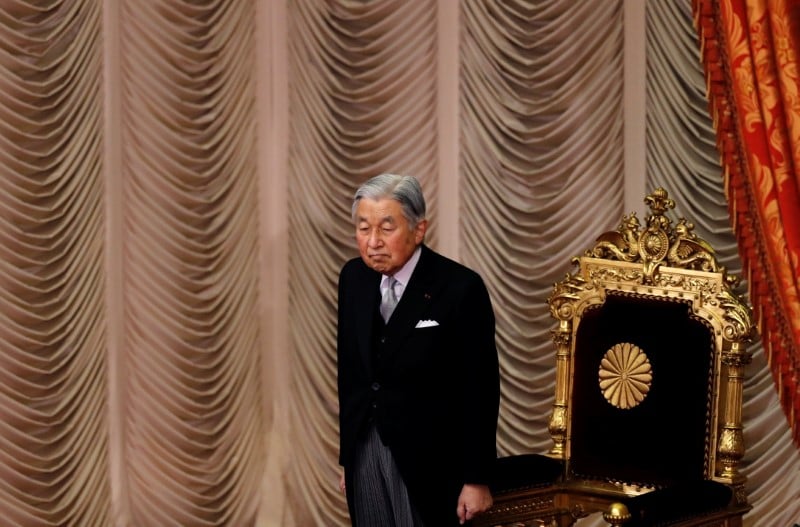 L'empereur akihito rend hommage aux soldats morts a okinawa