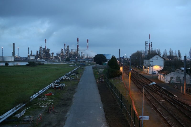 Des agriculteurs commencent a bloquer les raffineries